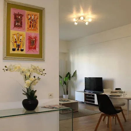 Plein Centre, Calme Et Proche De La דירה ניס